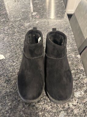 Women’s size 7 White Mountain Black Suede Ankle Boots